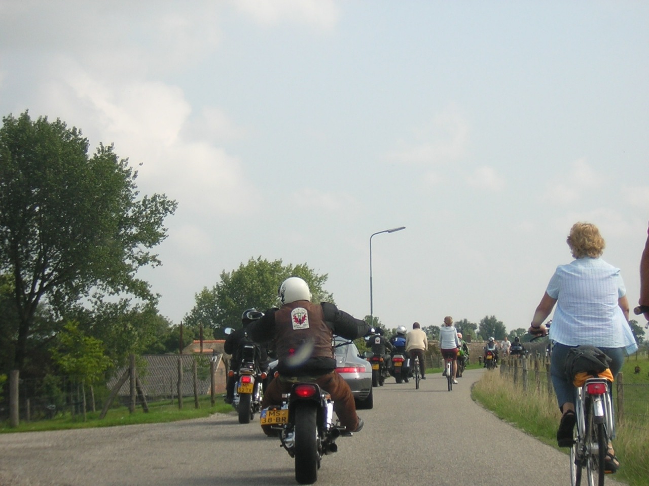 #11955 - zoek de 4S..beland tussen allerhande tweewielers.. #11955 - zoek de 4S..beland tussen allerhande tweewielers..