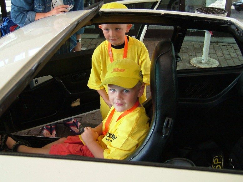 #12331 - Co-piloot Gunnar bespreekt nog even de route met zijn broertje