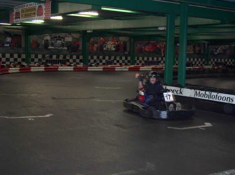 #3169 - Sjonnie heeft nog tijd om even te wuiven, of om 2 vingers in de neus te steken :-) #3169 - Sjonnie heeft nog tijd om even te wuiven, of om 2 vingers in de neus te steken :-)