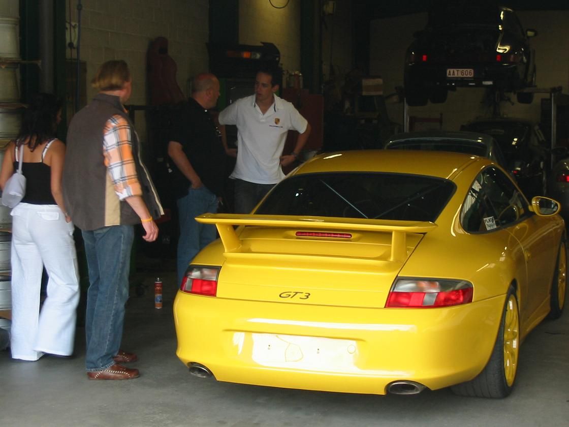 #3726 - Lou in overleg over de GT3 .... EriC4C; ik zag 'm eerst ! (dan maar geen cabrio) #3726 - Lou in overleg over de GT3 .... EriC4C; ik zag 'm eerst ! (dan maar geen cabrio)