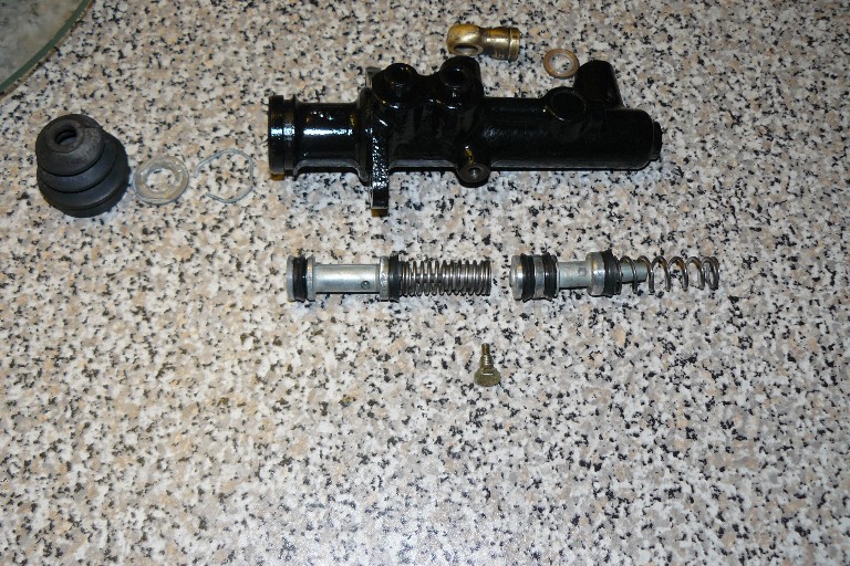 #38667 - hoofremcylinder 1971