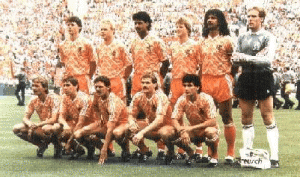 #44338 - Hunt 62: Hint 2 - Nog zo een setje gekken in oranje shirts ;) #44338 - Hunt 62: Hint 2 - Nog zo een setje gekken in oranje shirts ;)