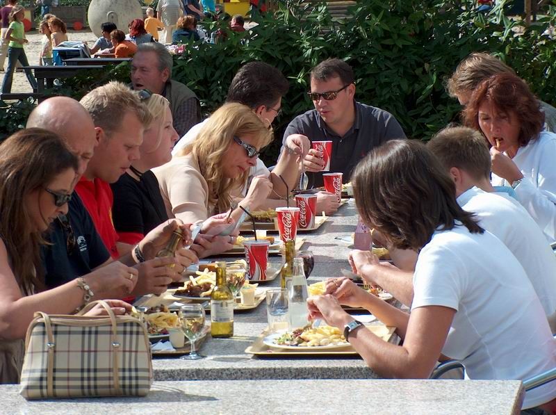 #4844 - smikkelen in de zon op het terras van het Dennenhof in Bokrijk