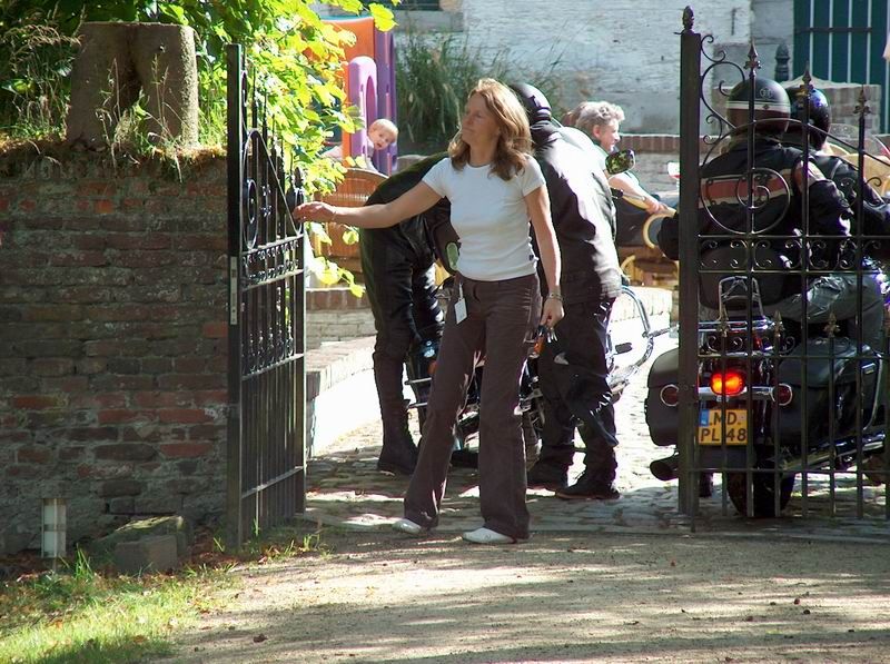 #4852 - de kasteelvrouw Mieke laat ondertussen enkele HD's vertrekken (we stonden in een "parc fermé" #4852 - de kasteelvrouw Mieke laat ondertussen enkele HD's vertrekken (we stonden in een "parc fermé"