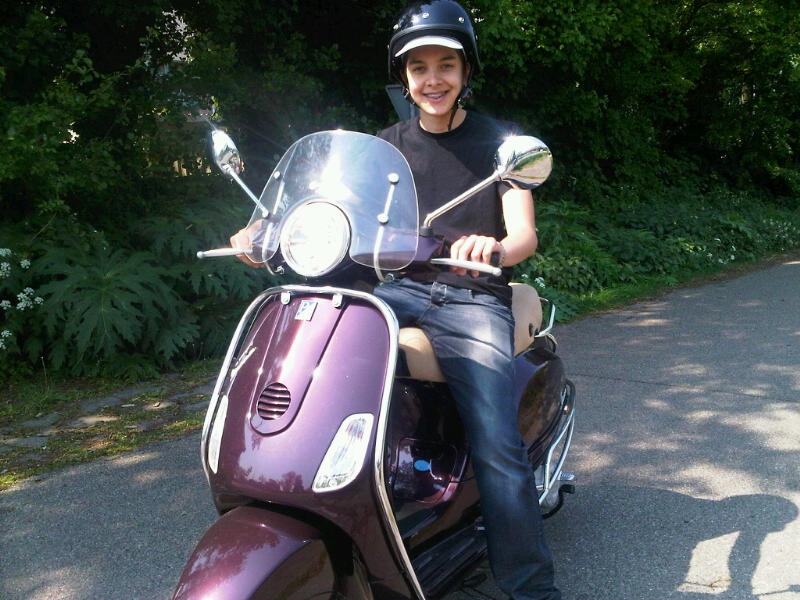 #51461 - Mike Luna op scooter