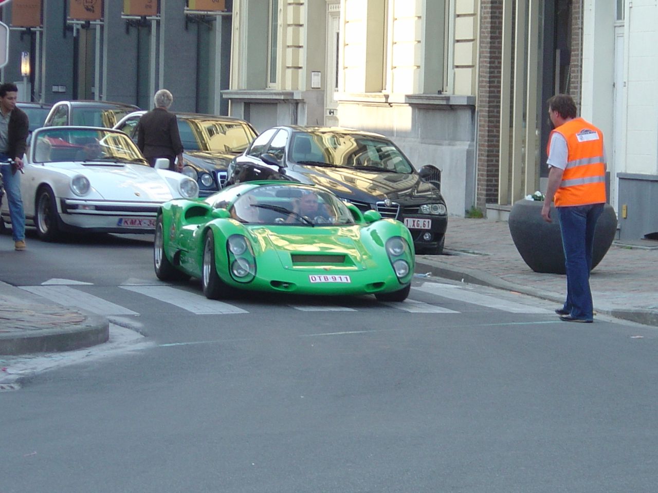 #8536 - kijk uit ... race-wagen in de stad