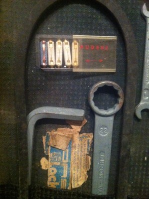 close up gereedschap met zekeringen verkleind.jpg (147.71 KiB) 1558 keer bekeken close up gereedschap met zekeringen verkleind.jpg